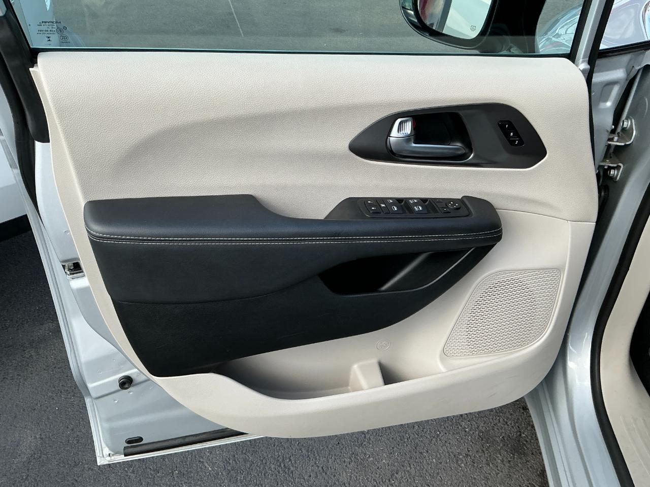 Chrysler Pacifica Touring L FWD 2024