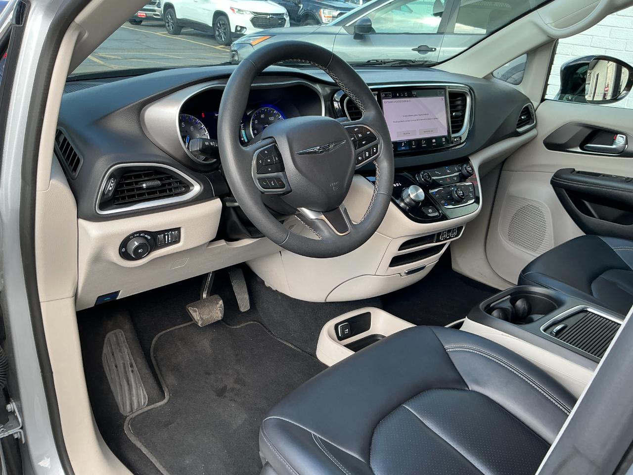 Chrysler Pacifica Touring L FWD 2024