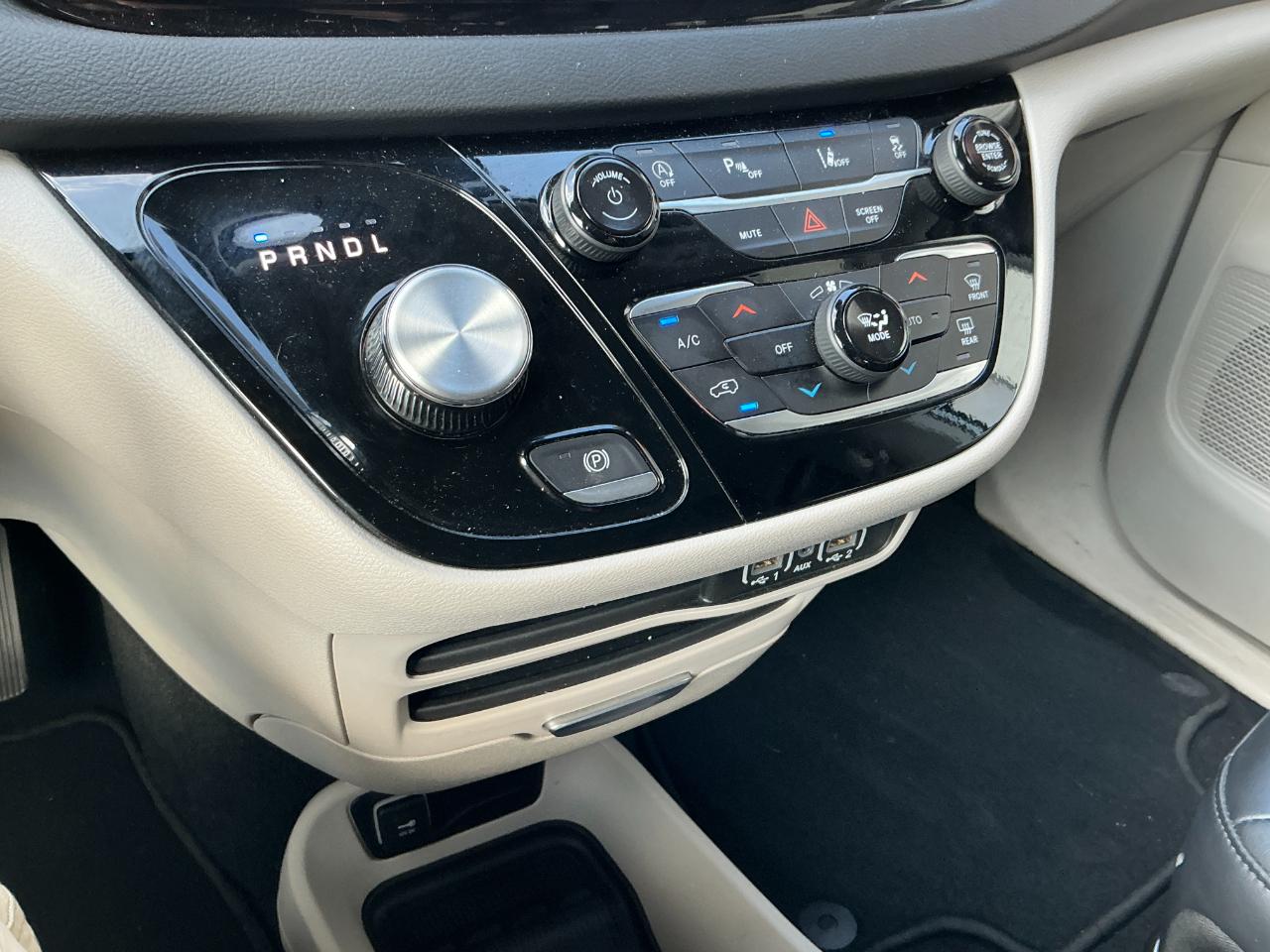 Chrysler Pacifica Touring L FWD 2024