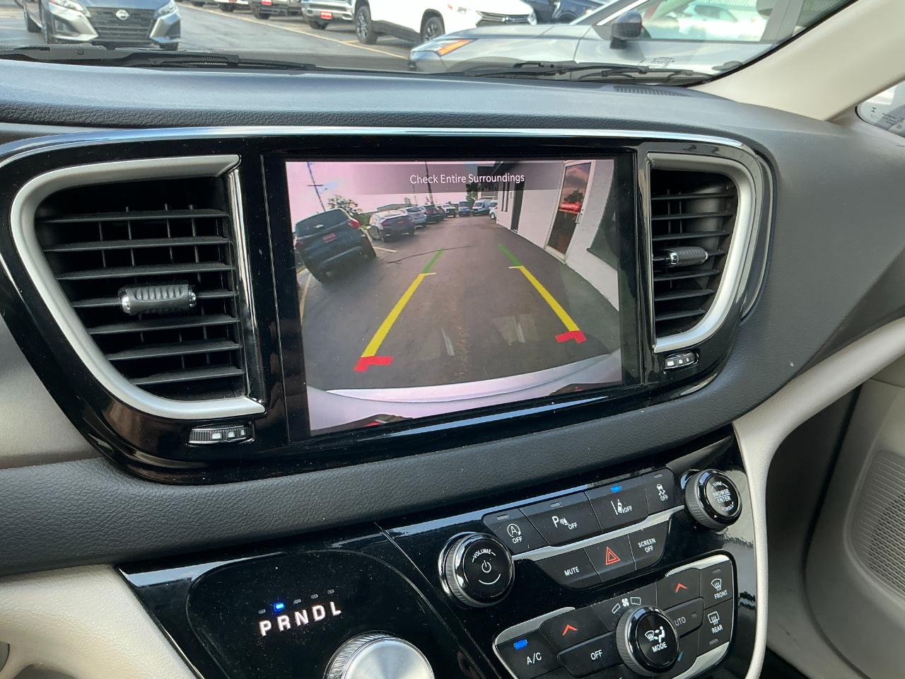 Chrysler Pacifica Touring L FWD 2024