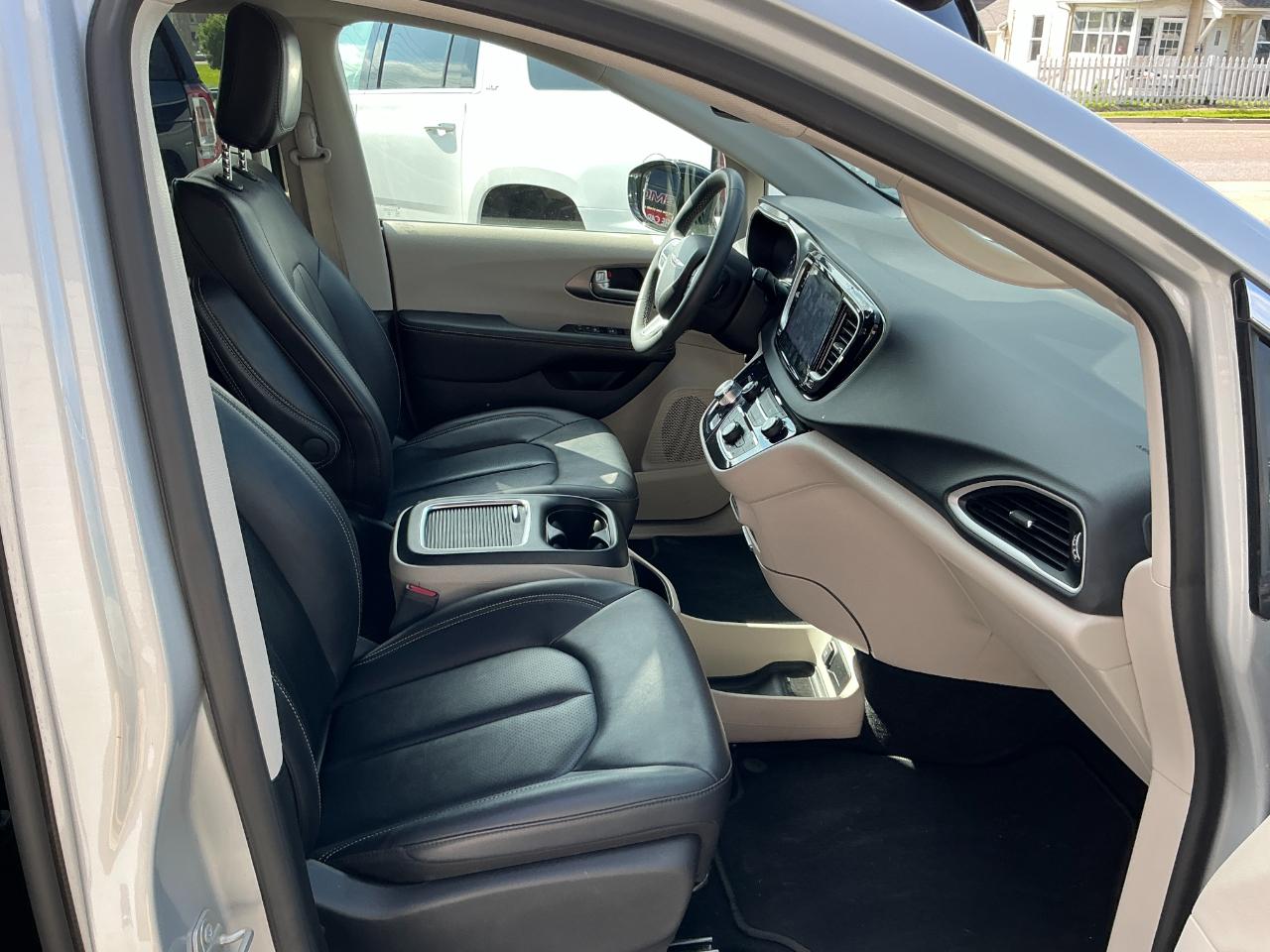Chrysler Pacifica Touring L FWD 2024