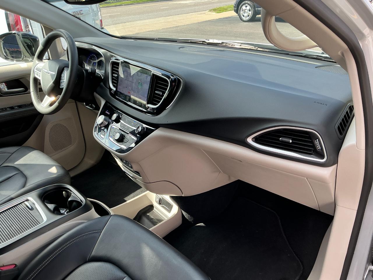 Chrysler Pacifica Touring L FWD 2024