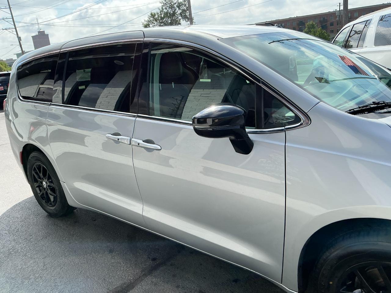Chrysler Pacifica Touring L FWD 2024