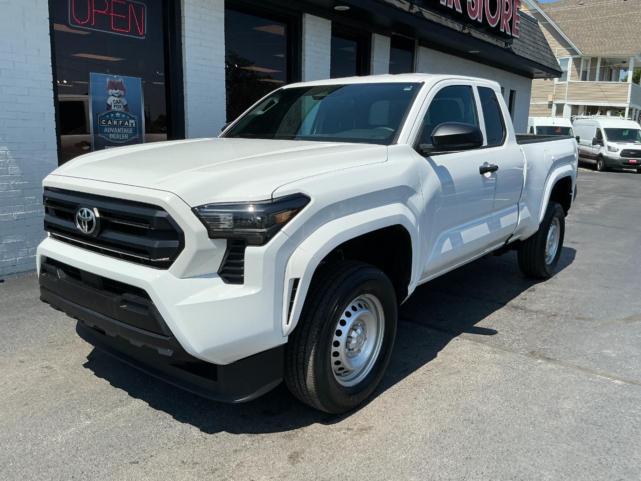 Toyota Tacoma 2WD SR XtraCab 6' Bed AT (Natl) 2024