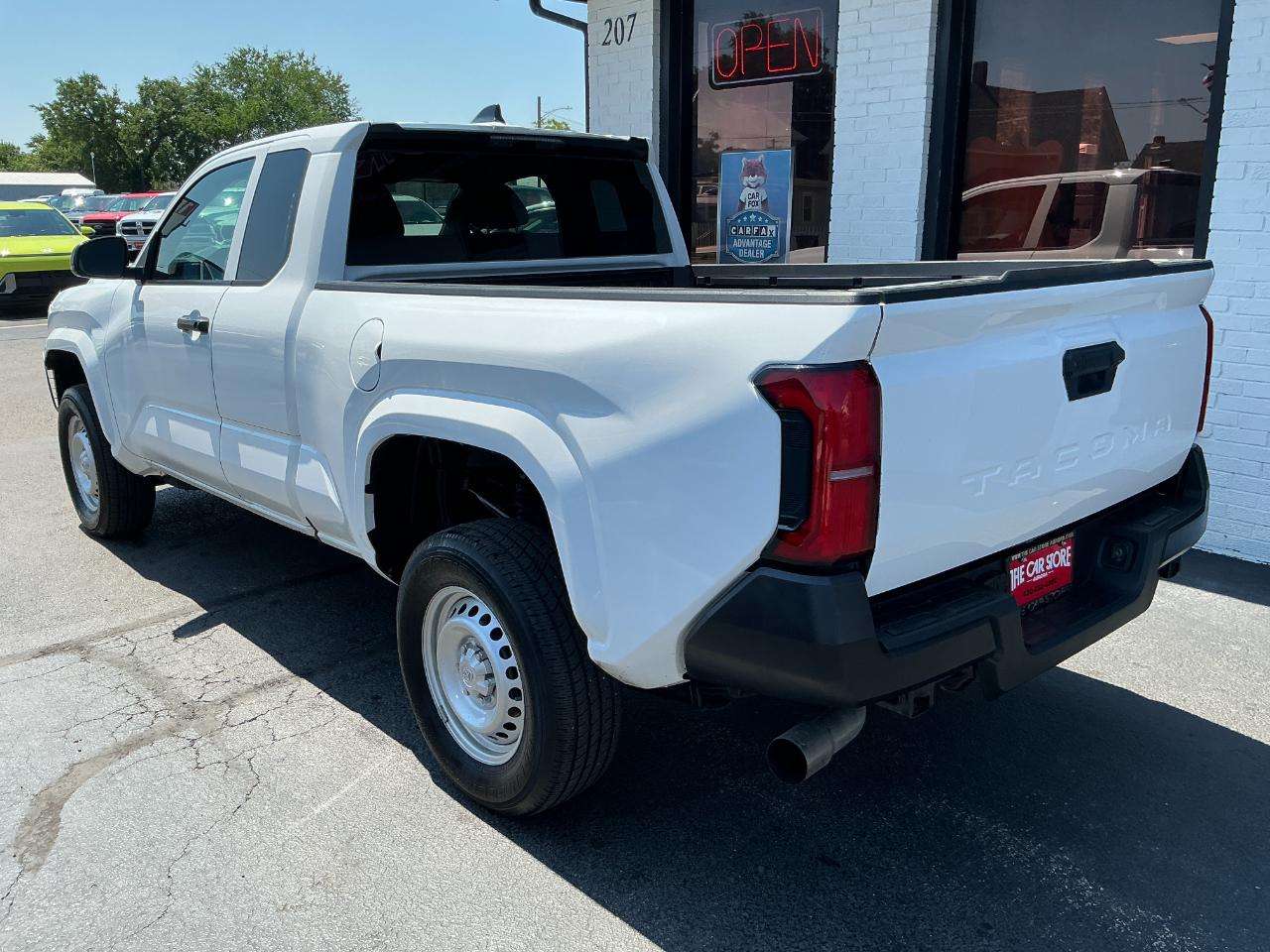Toyota Tacoma 2WD SR XtraCab 6' Bed AT (Natl) 2024