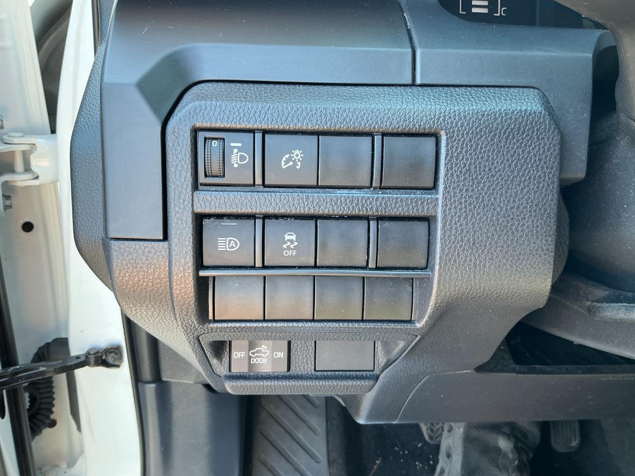 Toyota Tacoma 2WD SR XtraCab 6' Bed AT (Natl) 2024