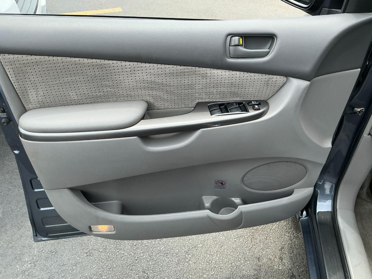 Toyota Sienna 5dr 7-Passenger Van LE FWD (Natl) 2007