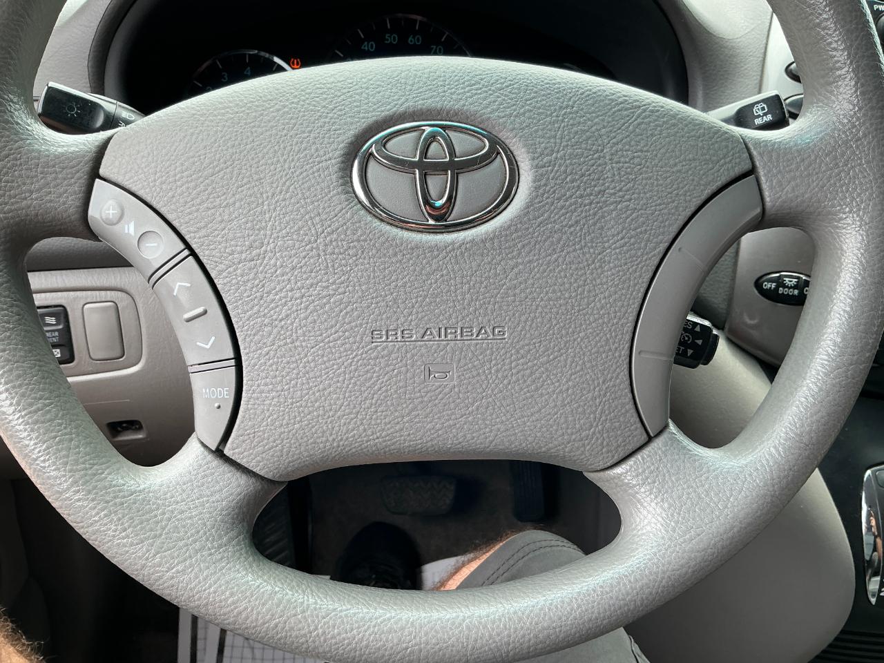 Toyota Sienna 5dr 7-Passenger Van LE FWD (Natl) 2007