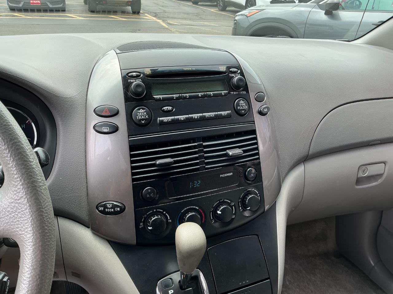 Toyota Sienna 5dr 7-Passenger Van LE FWD (Natl) 2007