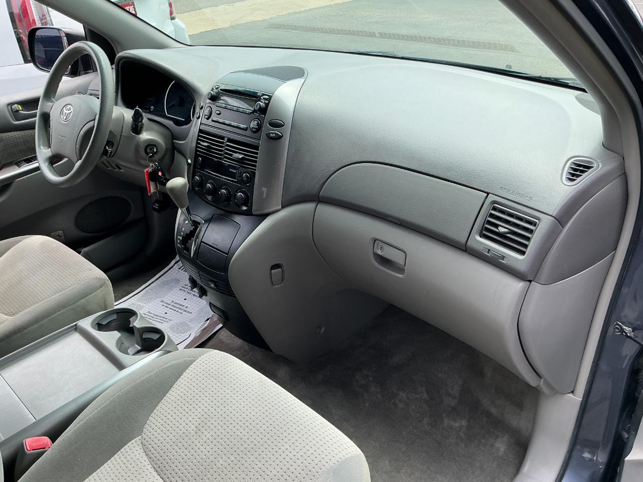 Toyota Sienna 5dr 7-Passenger Van LE FWD (Natl) 2007