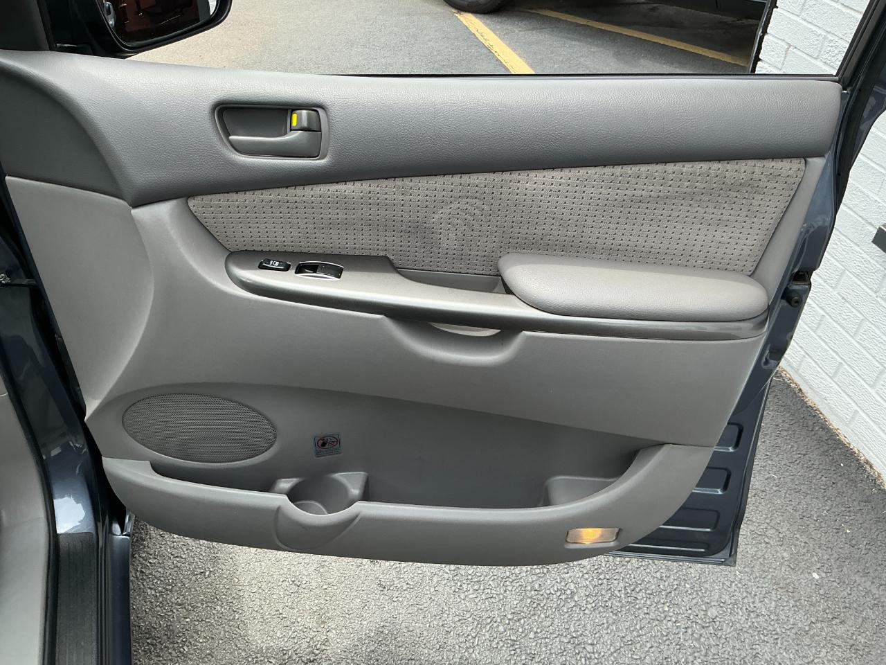 Toyota Sienna 5dr 7-Passenger Van LE FWD (Natl) 2007