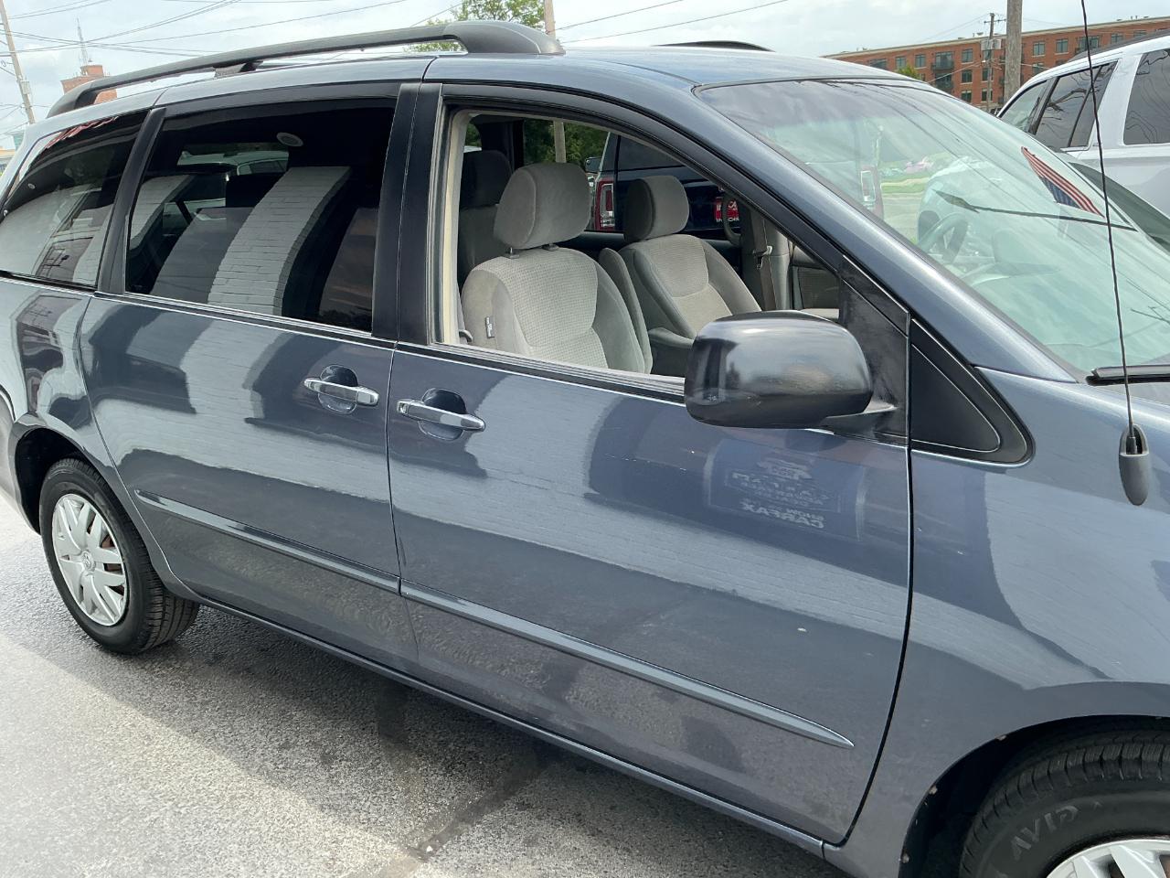 Toyota Sienna 5dr 7-Passenger Van LE FWD (Natl) 2007
