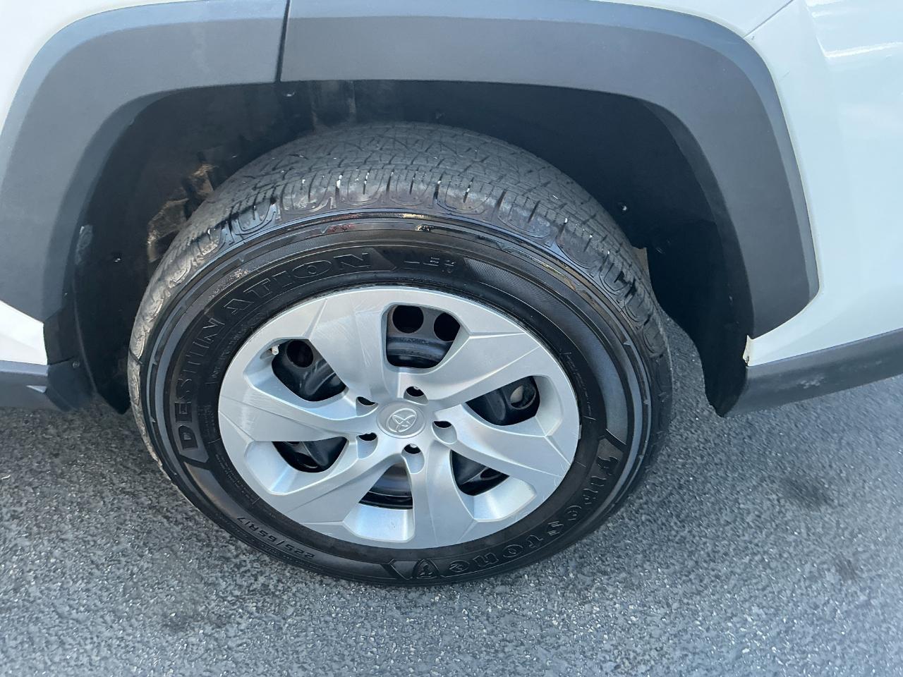Toyota RAV4 LE AWD (Natl) 2021