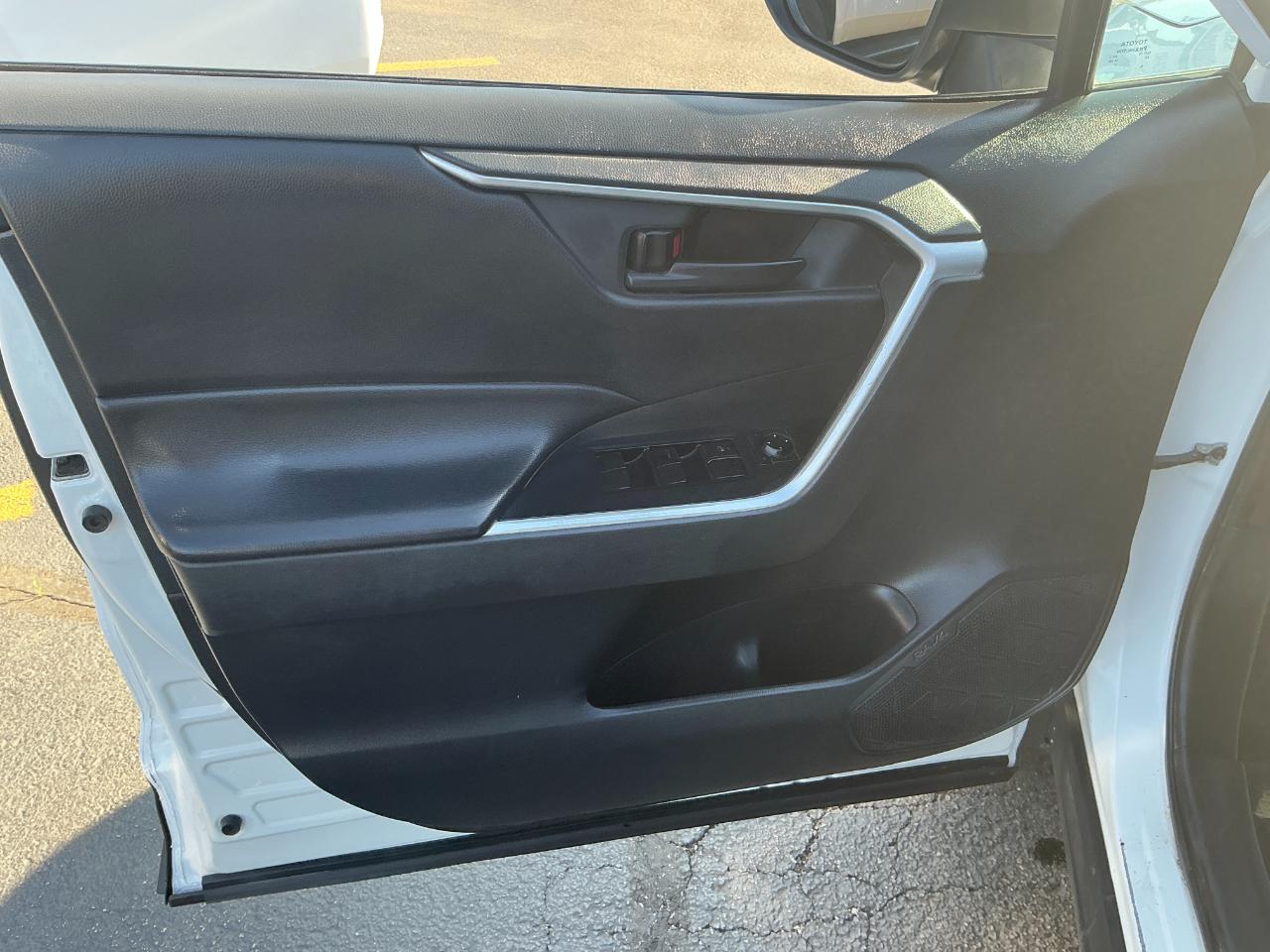 Toyota RAV4 LE AWD (Natl) 2021
