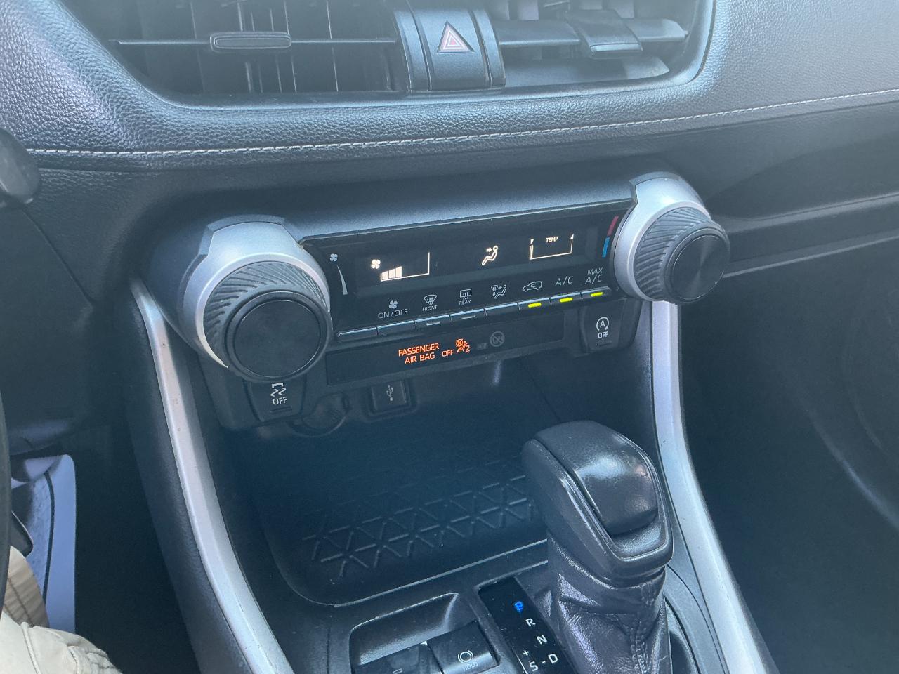 Toyota RAV4 LE AWD (Natl) 2021