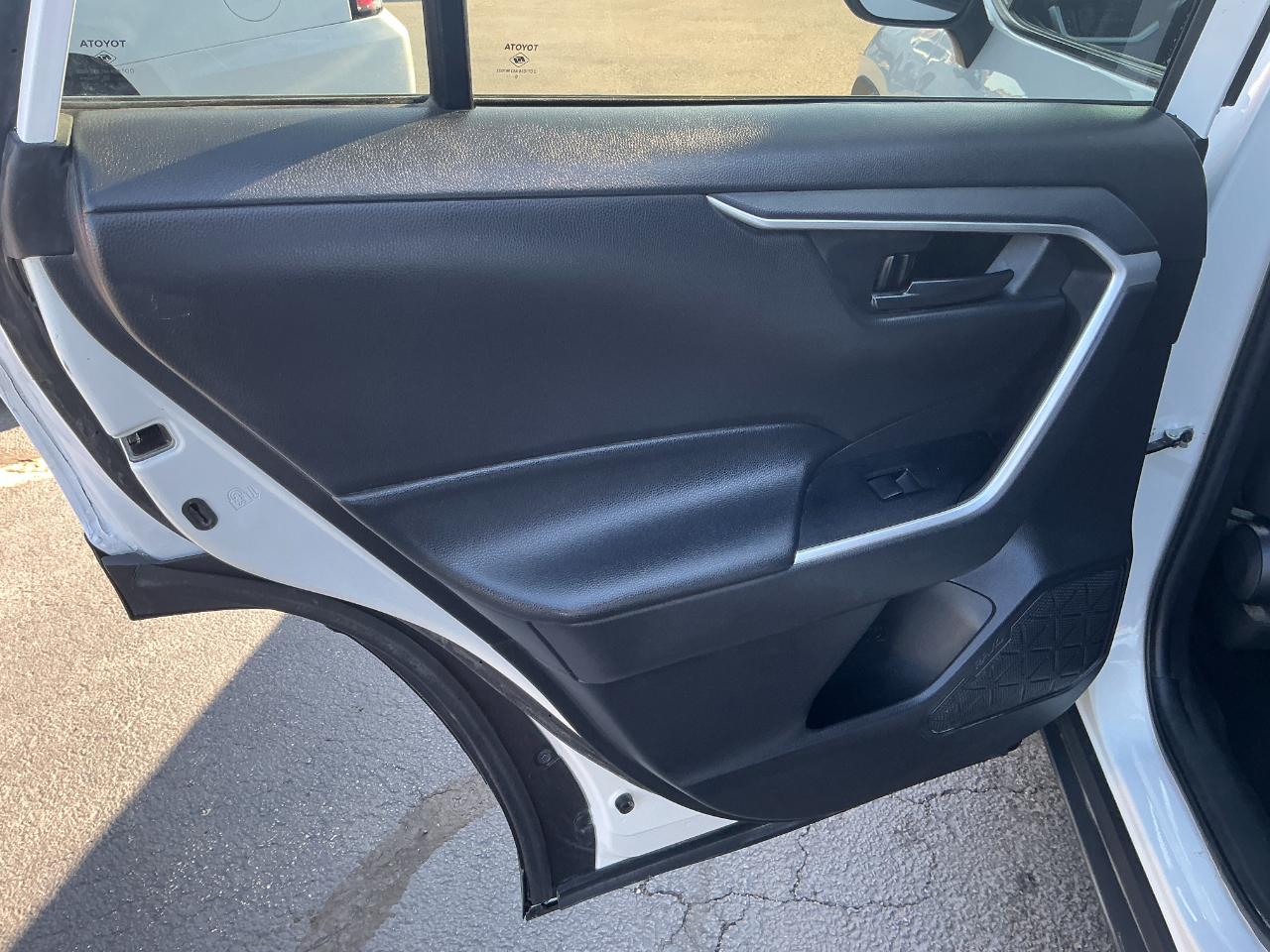 Toyota RAV4 LE AWD (Natl) 2021