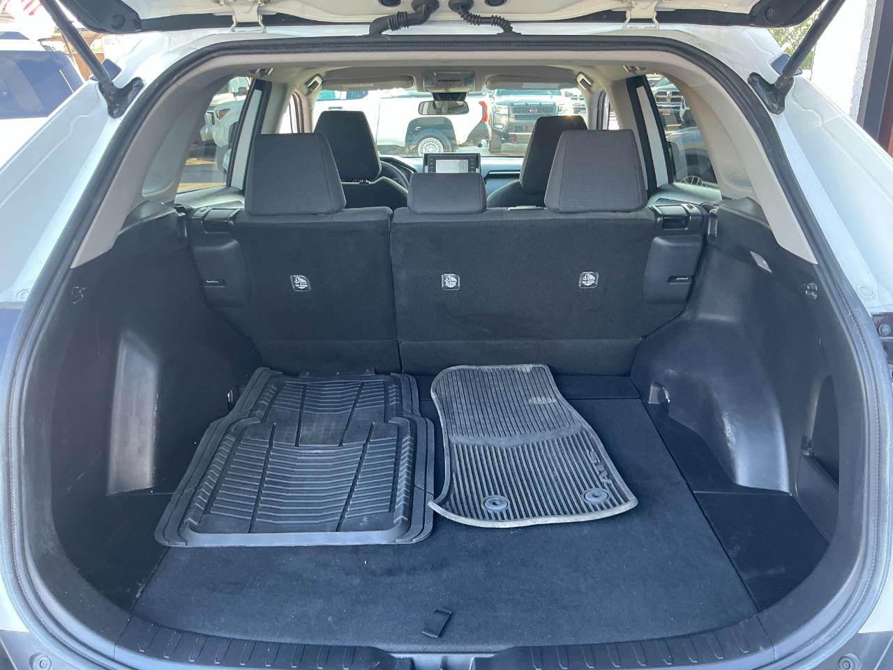 Toyota RAV4 LE AWD (Natl) 2021