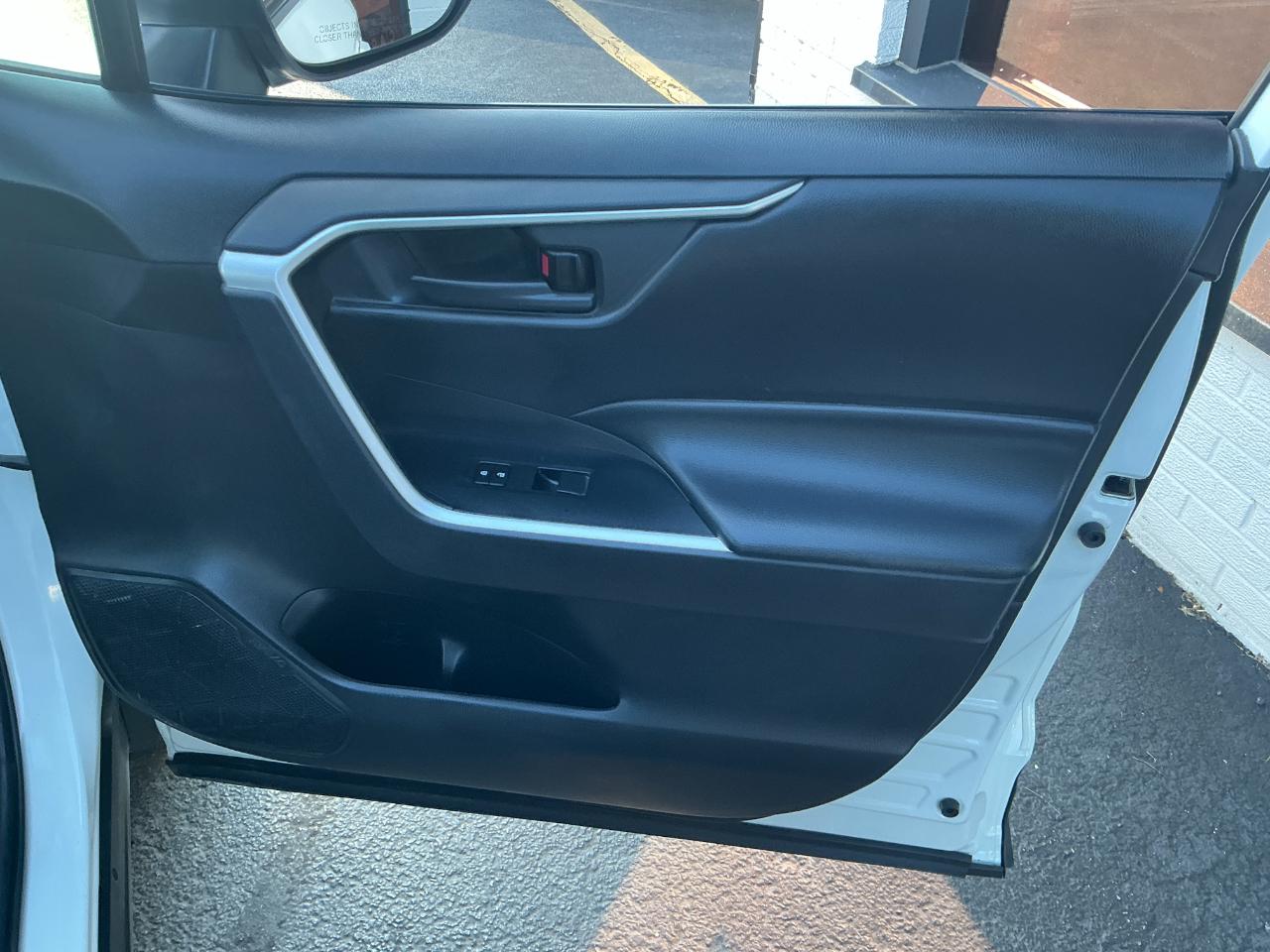 Toyota RAV4 LE AWD (Natl) 2021