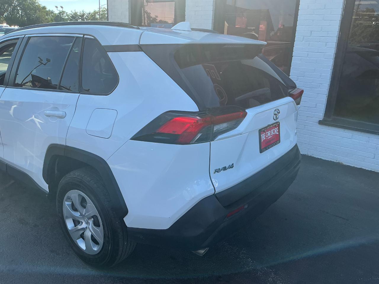 Toyota RAV4 LE AWD (Natl) 2021