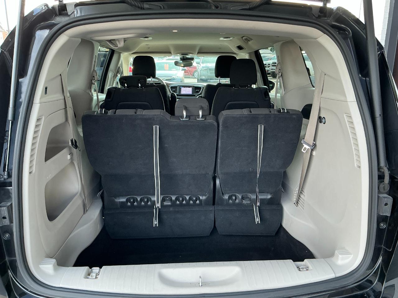 Chrysler Voyager LX FWD 2023