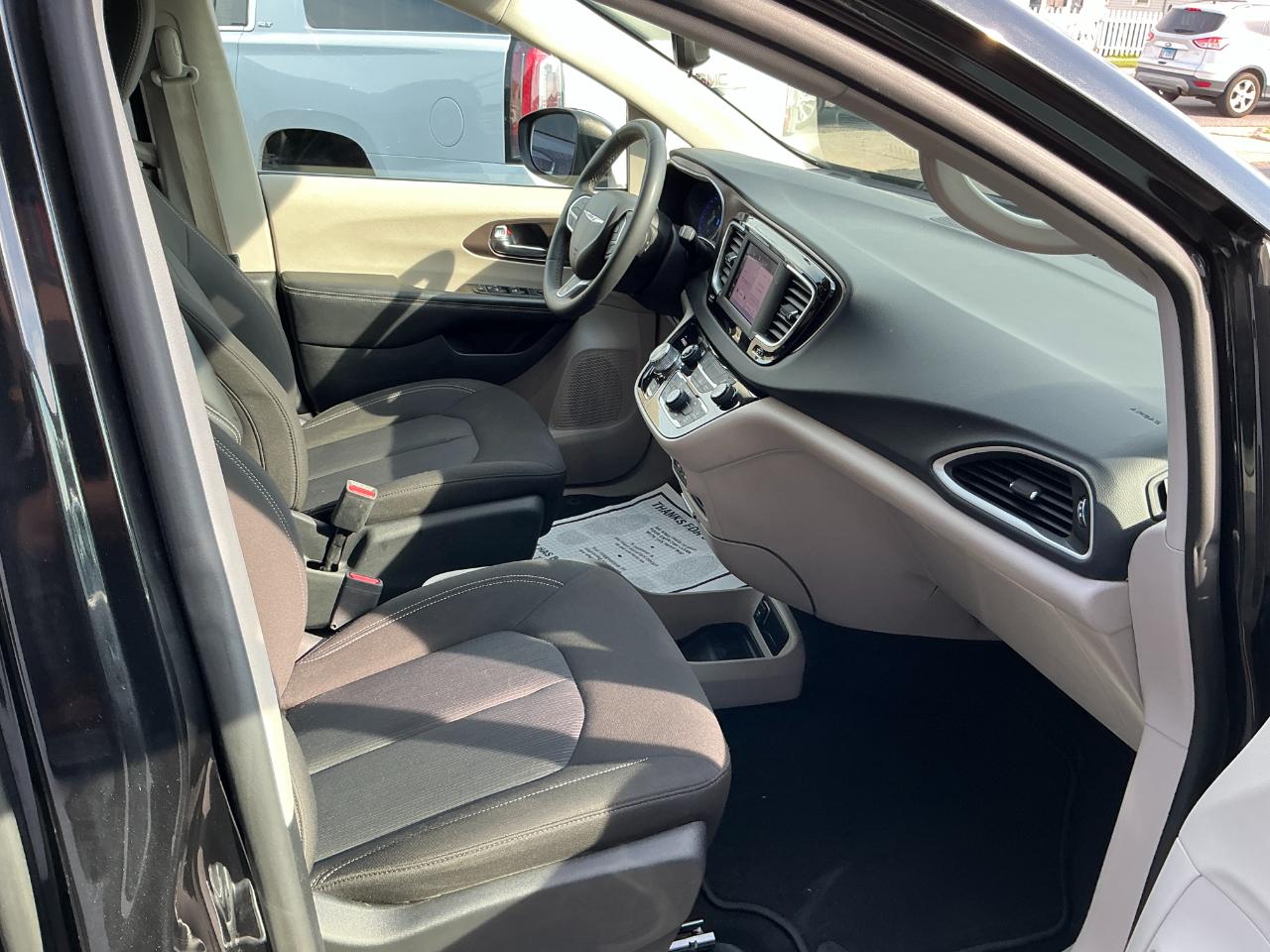 Chrysler Voyager LX FWD 2023