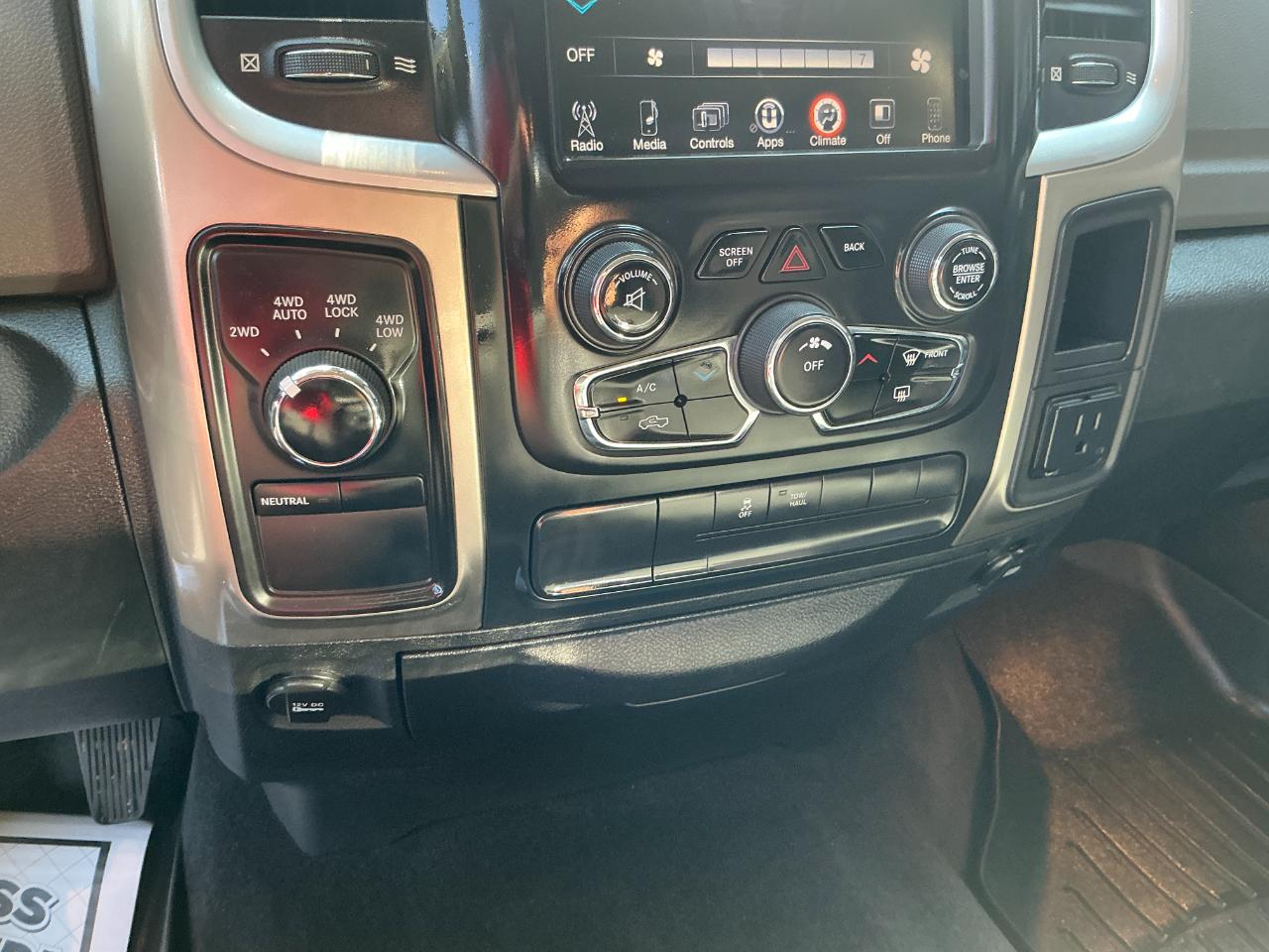 RAM 1500 4WD Crew Cab 140.5" Big Horn 2013