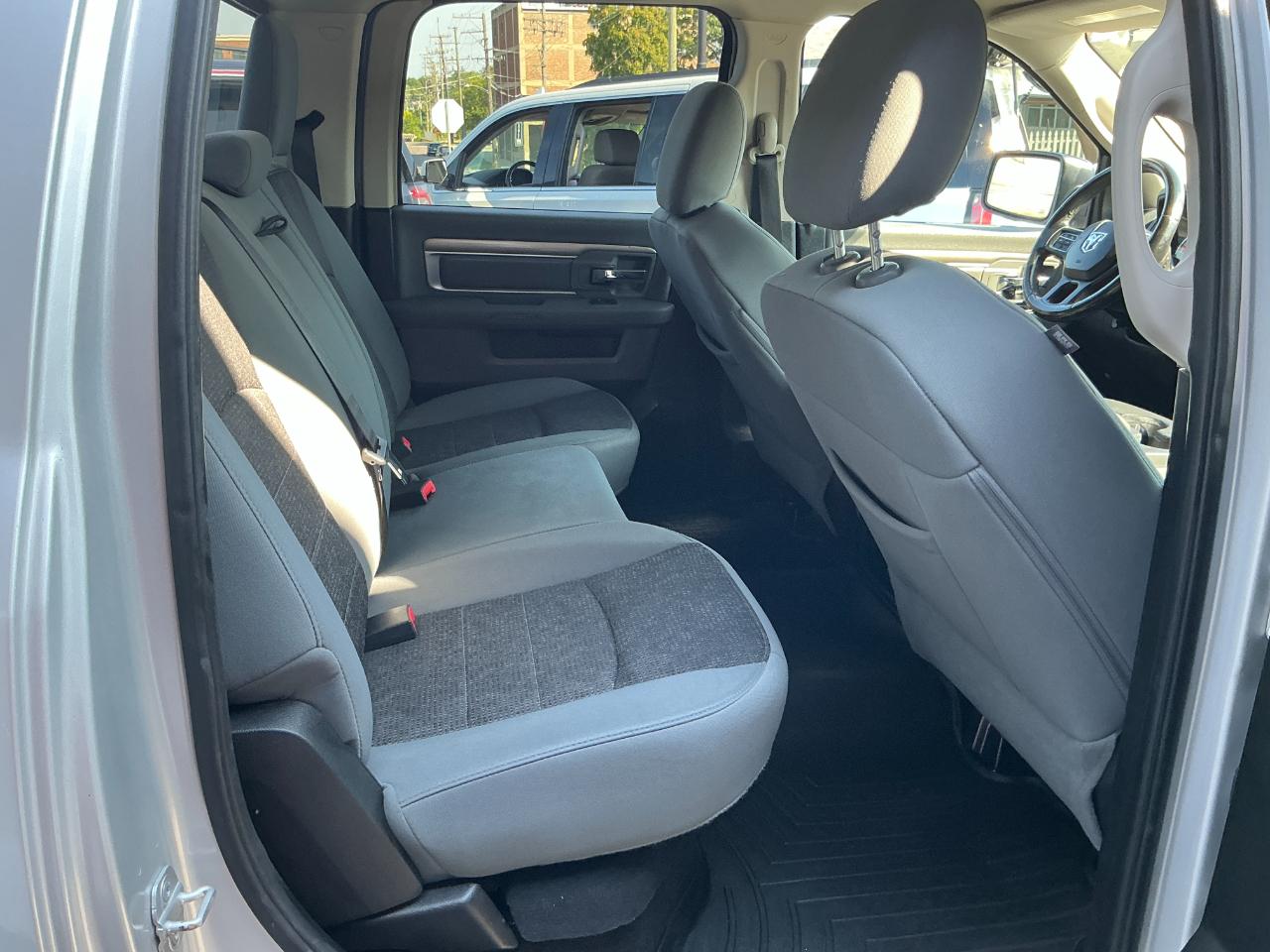 RAM 1500 4WD Crew Cab 140.5" Big Horn 2013