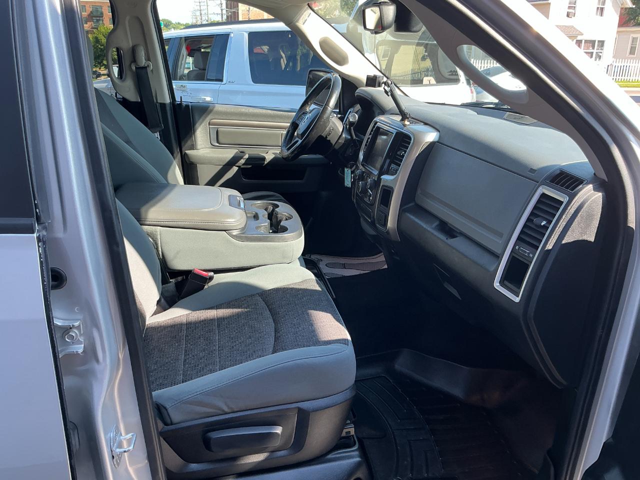 RAM 1500 4WD Crew Cab 140.5" Big Horn 2013