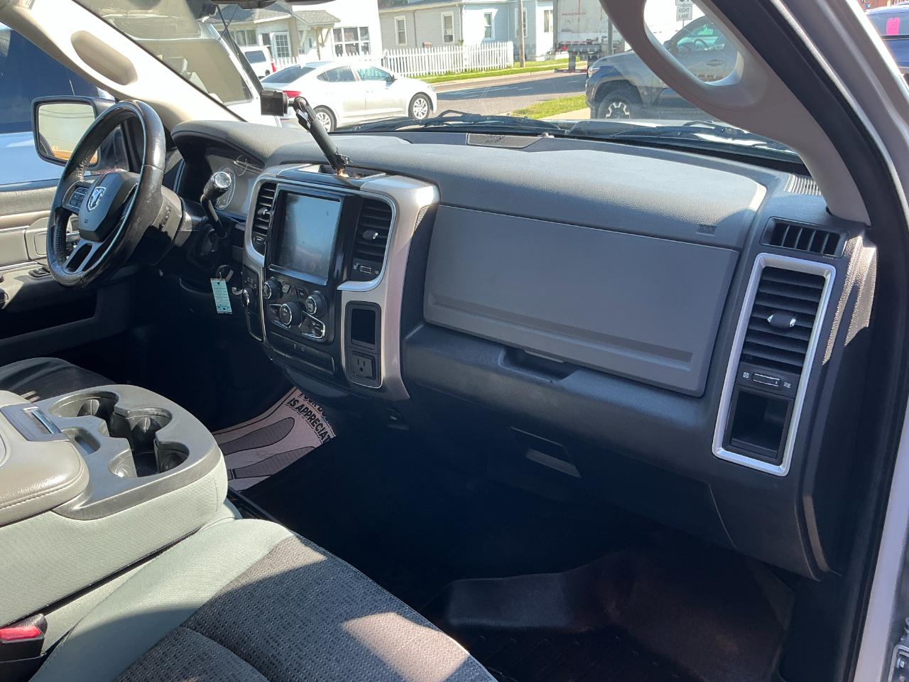 RAM 1500 4WD Crew Cab 140.5" Big Horn 2013