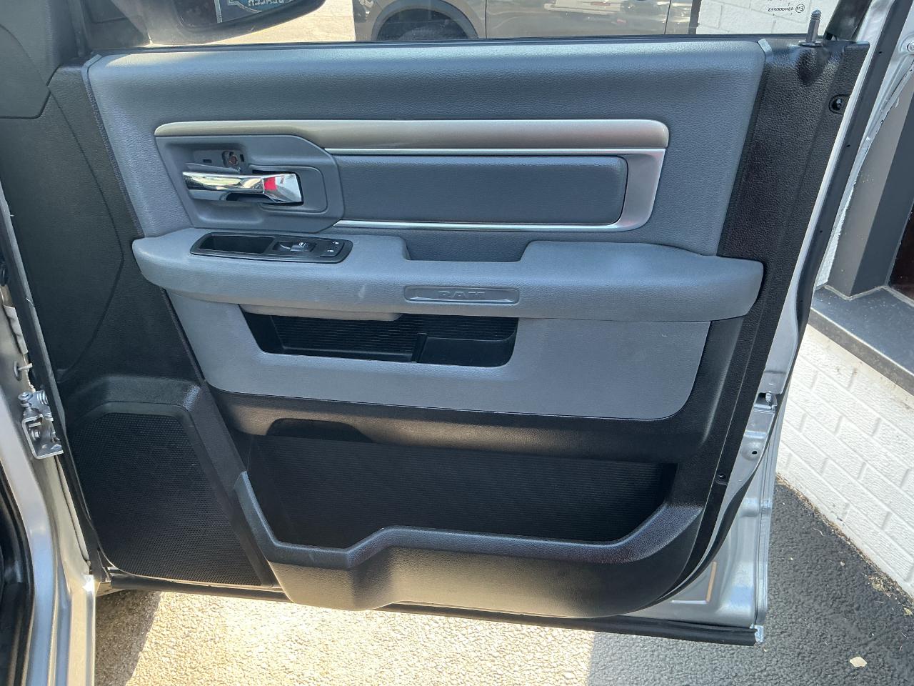 RAM 1500 4WD Crew Cab 140.5" Big Horn 2013