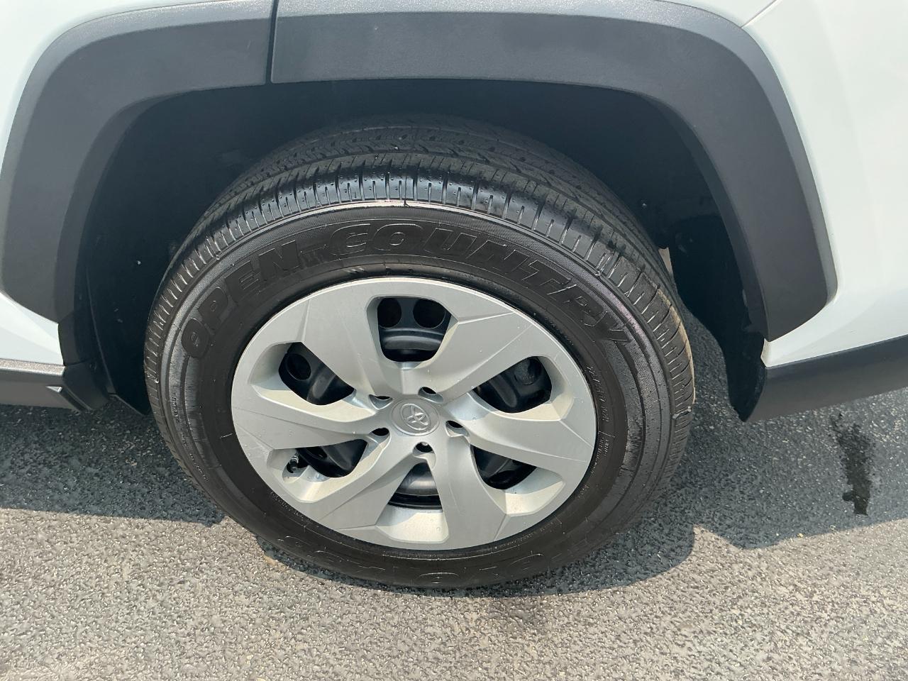 Toyota RAV4 LE AWD (Natl) 2021