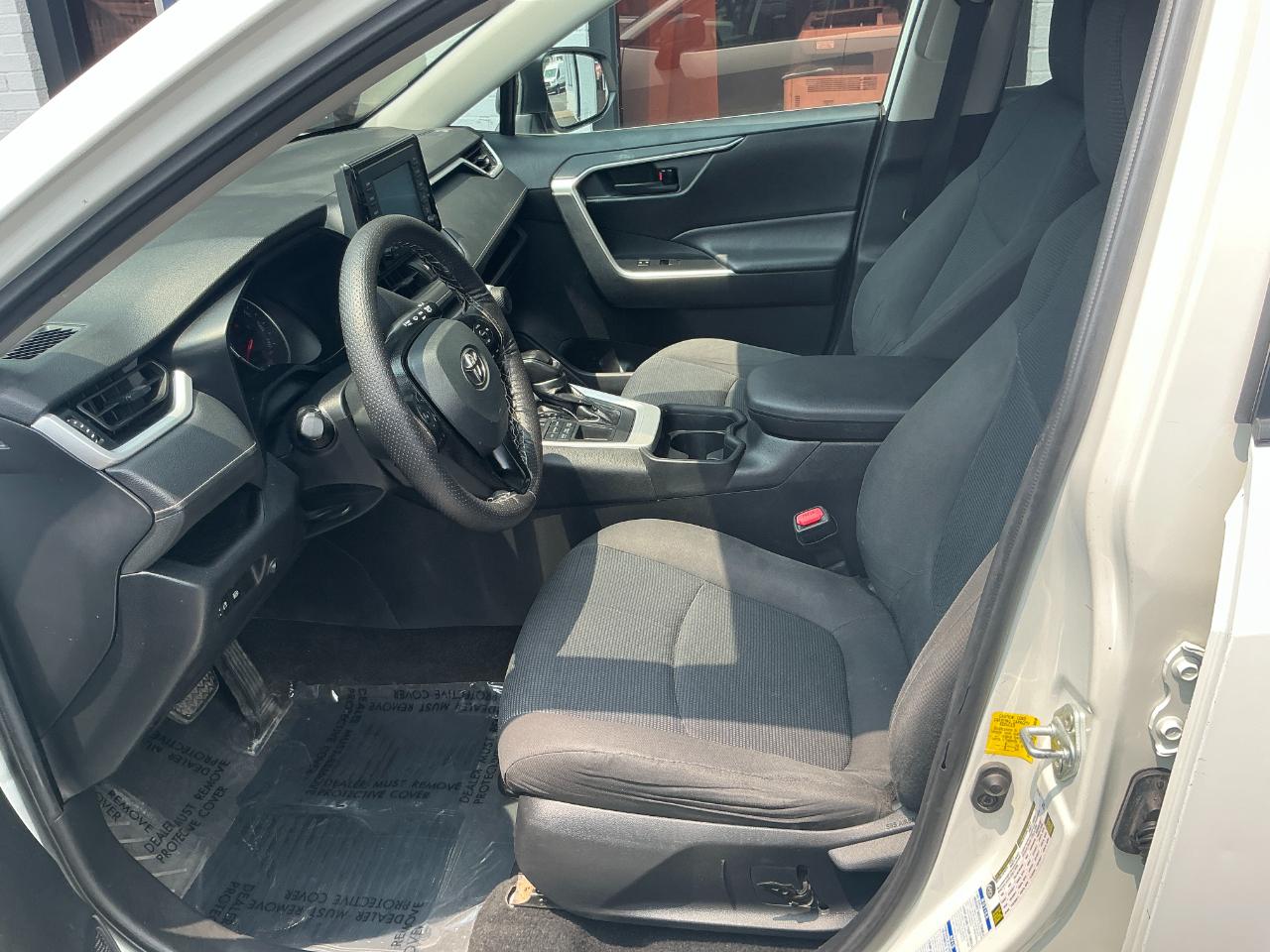 Toyota RAV4 LE AWD (Natl) 2021