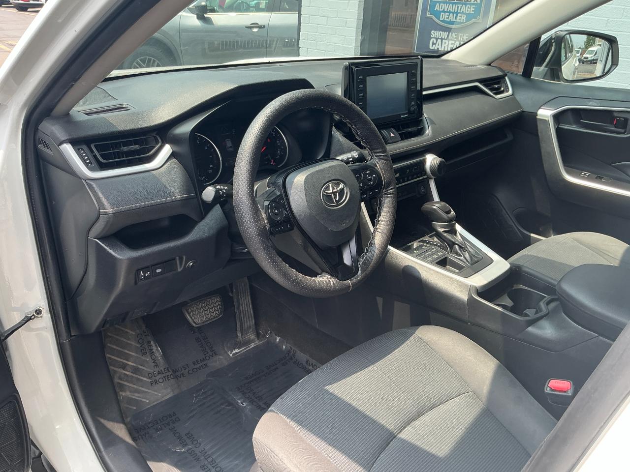 Toyota RAV4 LE AWD (Natl) 2021