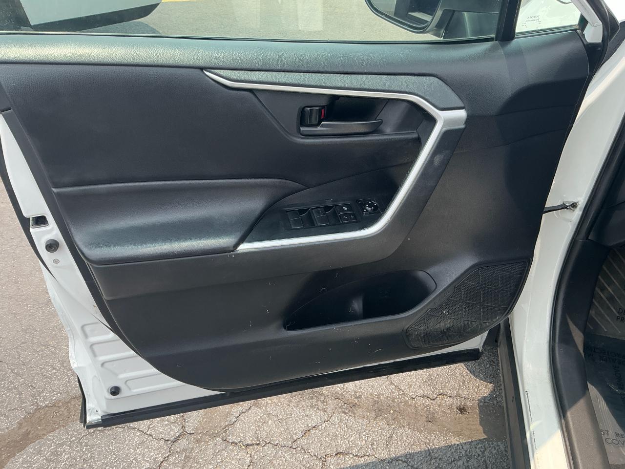 Toyota RAV4 LE AWD (Natl) 2021