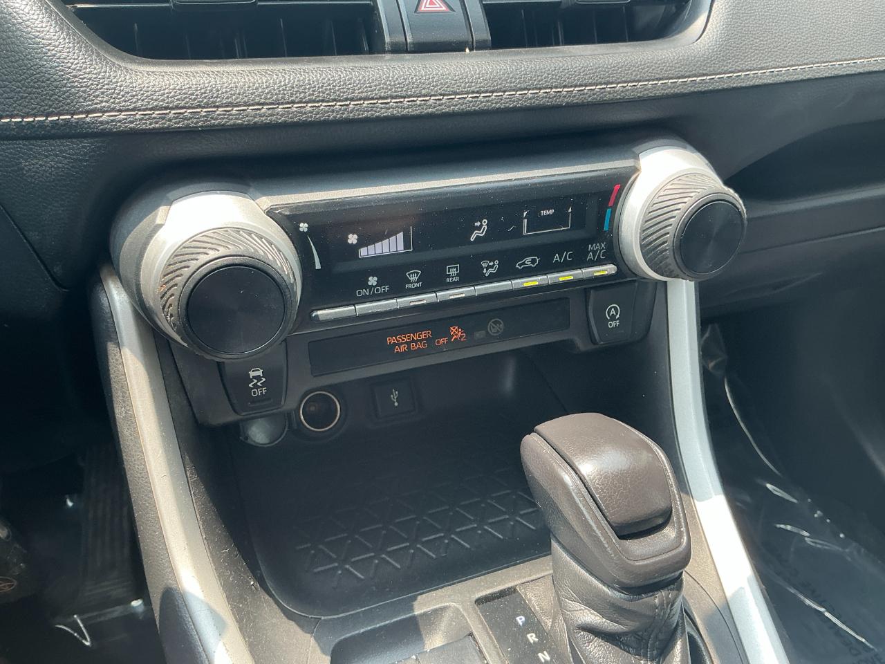 Toyota RAV4 LE AWD (Natl) 2021