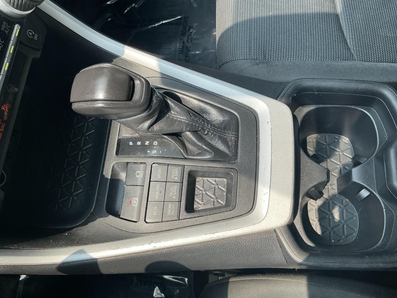 Toyota RAV4 LE AWD (Natl) 2021