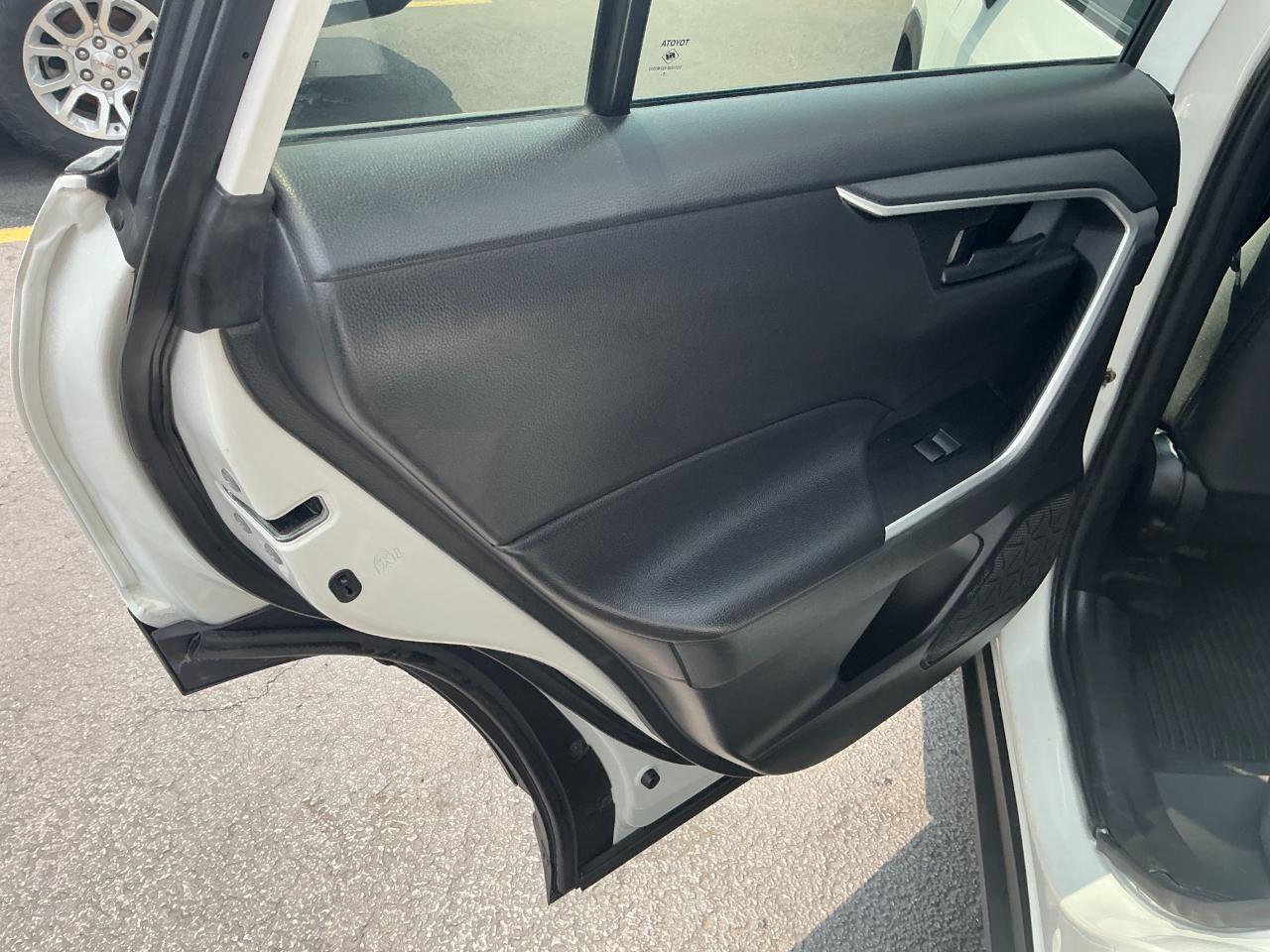 Toyota RAV4 LE AWD (Natl) 2021