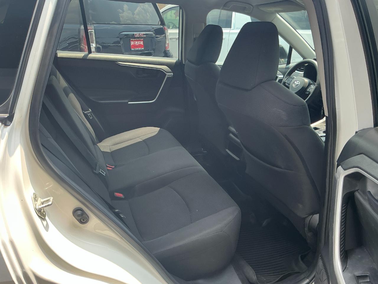 Toyota RAV4 LE AWD (Natl) 2021