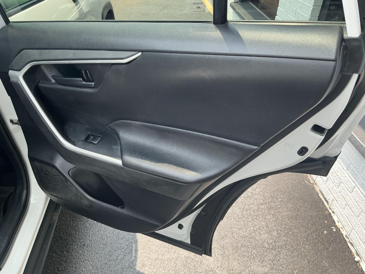 Toyota RAV4 LE AWD (Natl) 2021