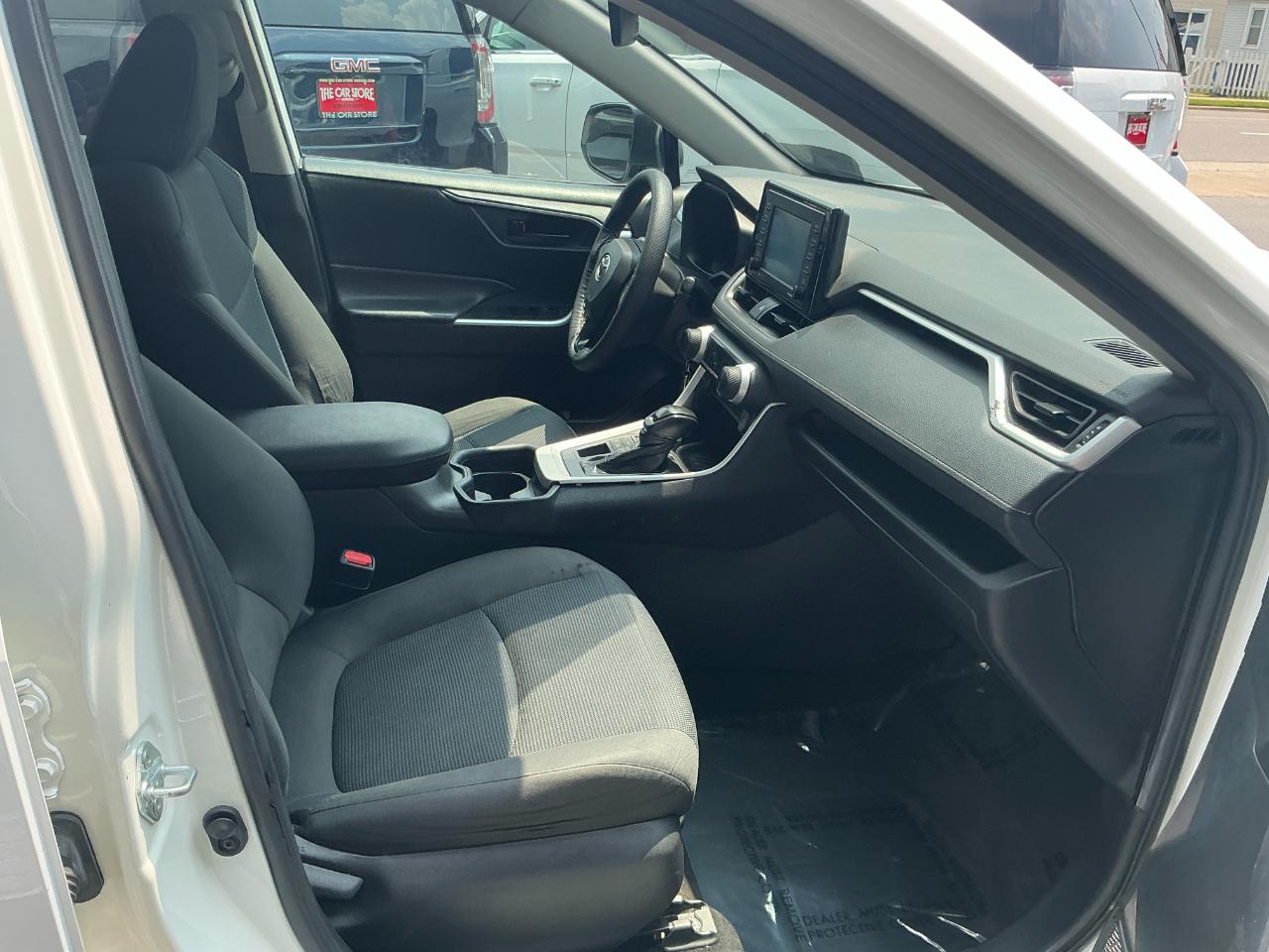 Toyota RAV4 LE AWD (Natl) 2021