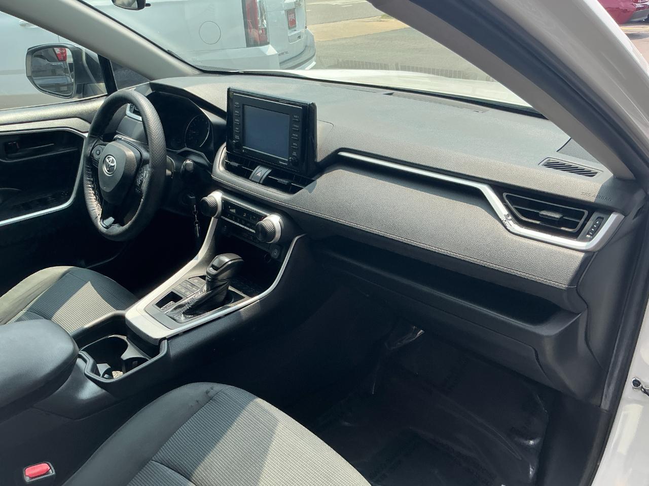 Toyota RAV4 LE AWD (Natl) 2021