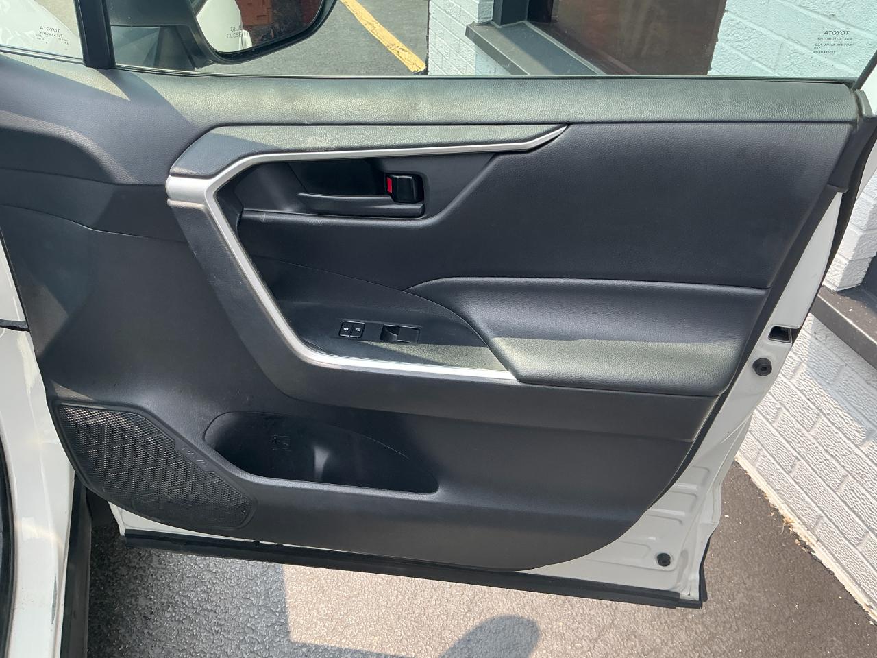 Toyota RAV4 LE AWD (Natl) 2021