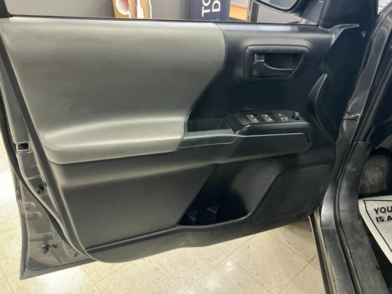 Toyota Tacoma 2WD SR Double Cab 5' Bed I4 AT (Natl) 2021