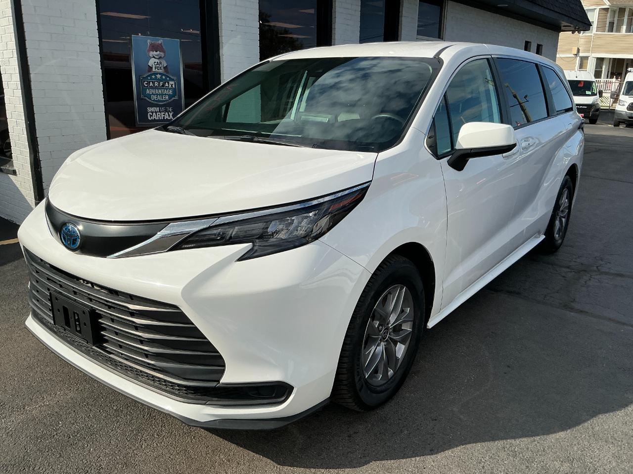 Toyota Sienna LE FWD 8-Passenger (Natl) 2024