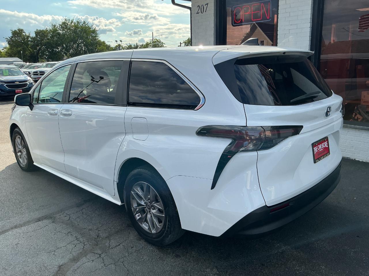 Toyota Sienna LE FWD 8-Passenger (Natl) 2024