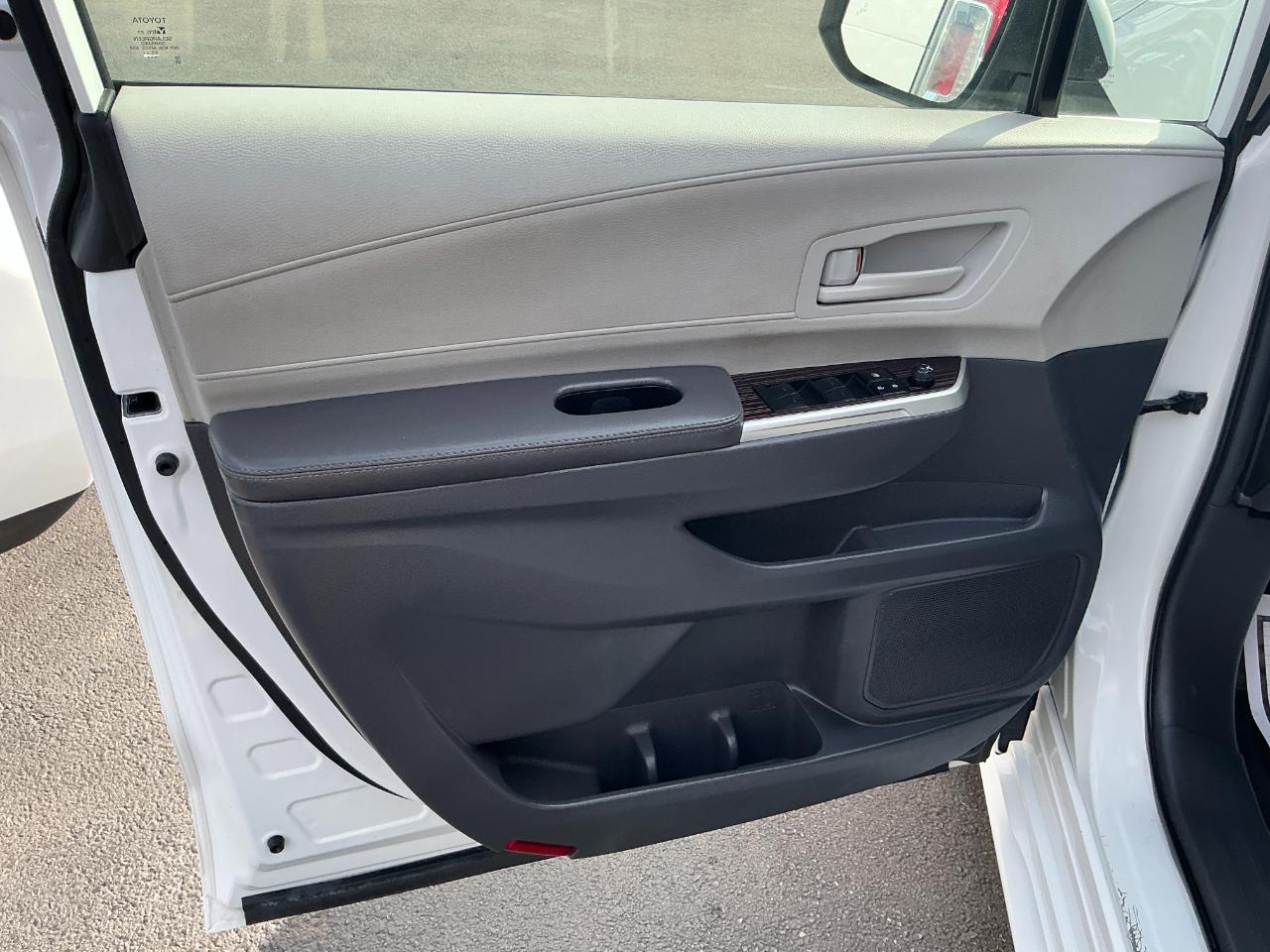 Toyota Sienna LE FWD 8-Passenger (Natl) 2024