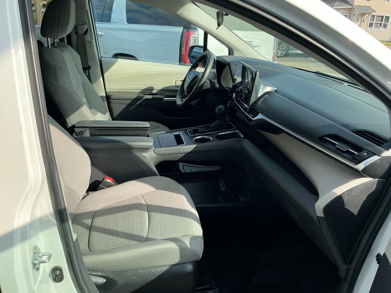 Toyota Sienna LE FWD 8-Passenger (Natl) 2024