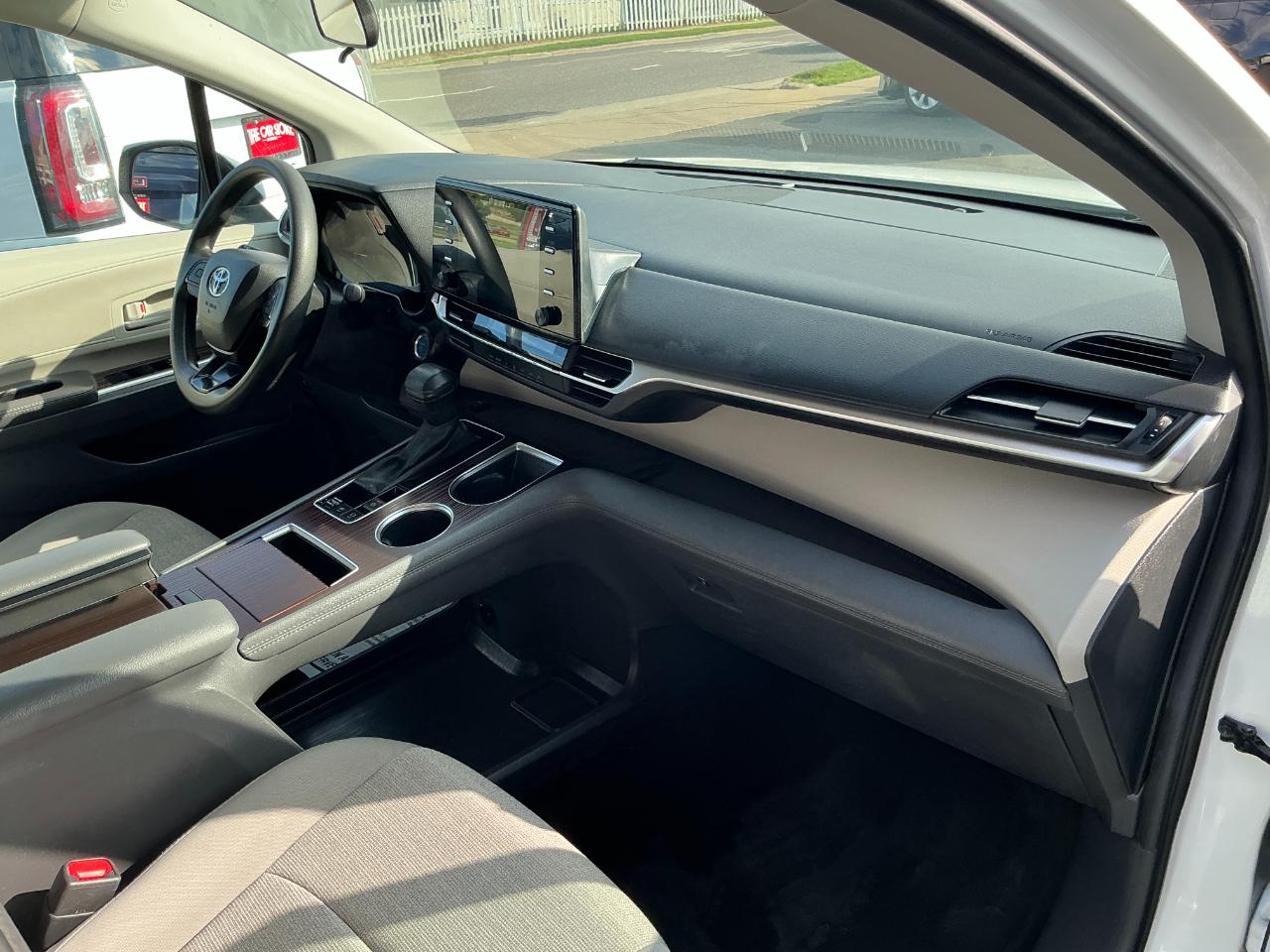 Toyota Sienna LE FWD 8-Passenger (Natl) 2024