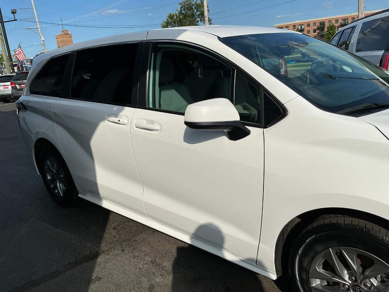 Toyota Sienna LE FWD 8-Passenger (Natl) 2024