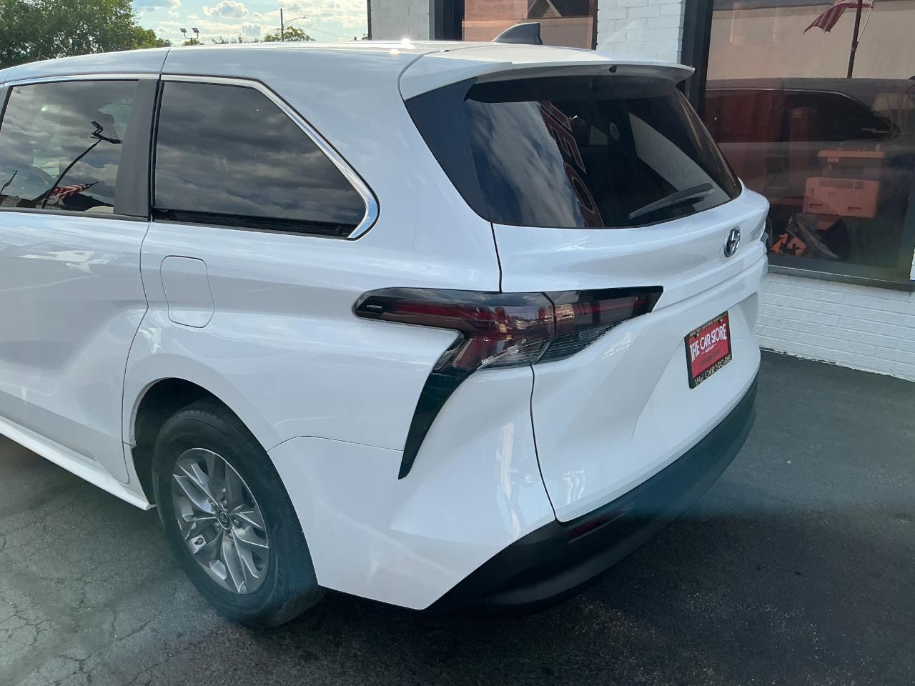 Toyota Sienna LE FWD 8-Passenger (Natl) 2024